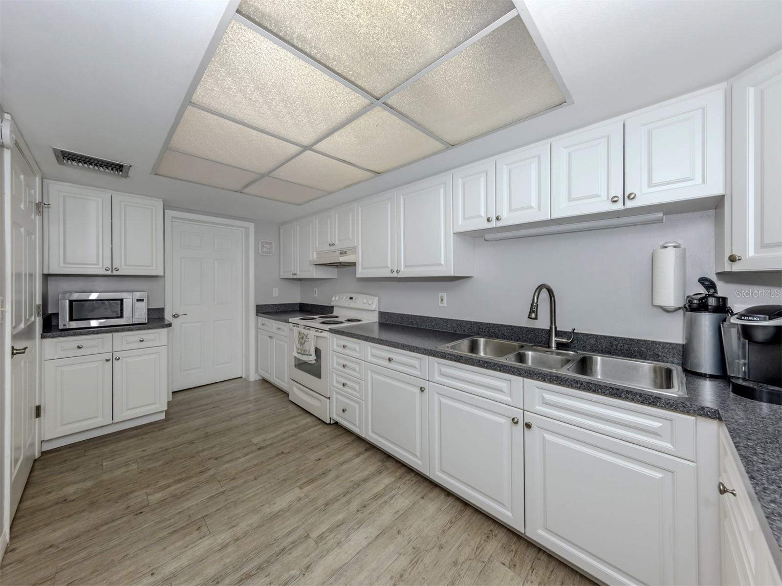 Image 28 of 76 For 1211 Capri Isles Boulevard 114