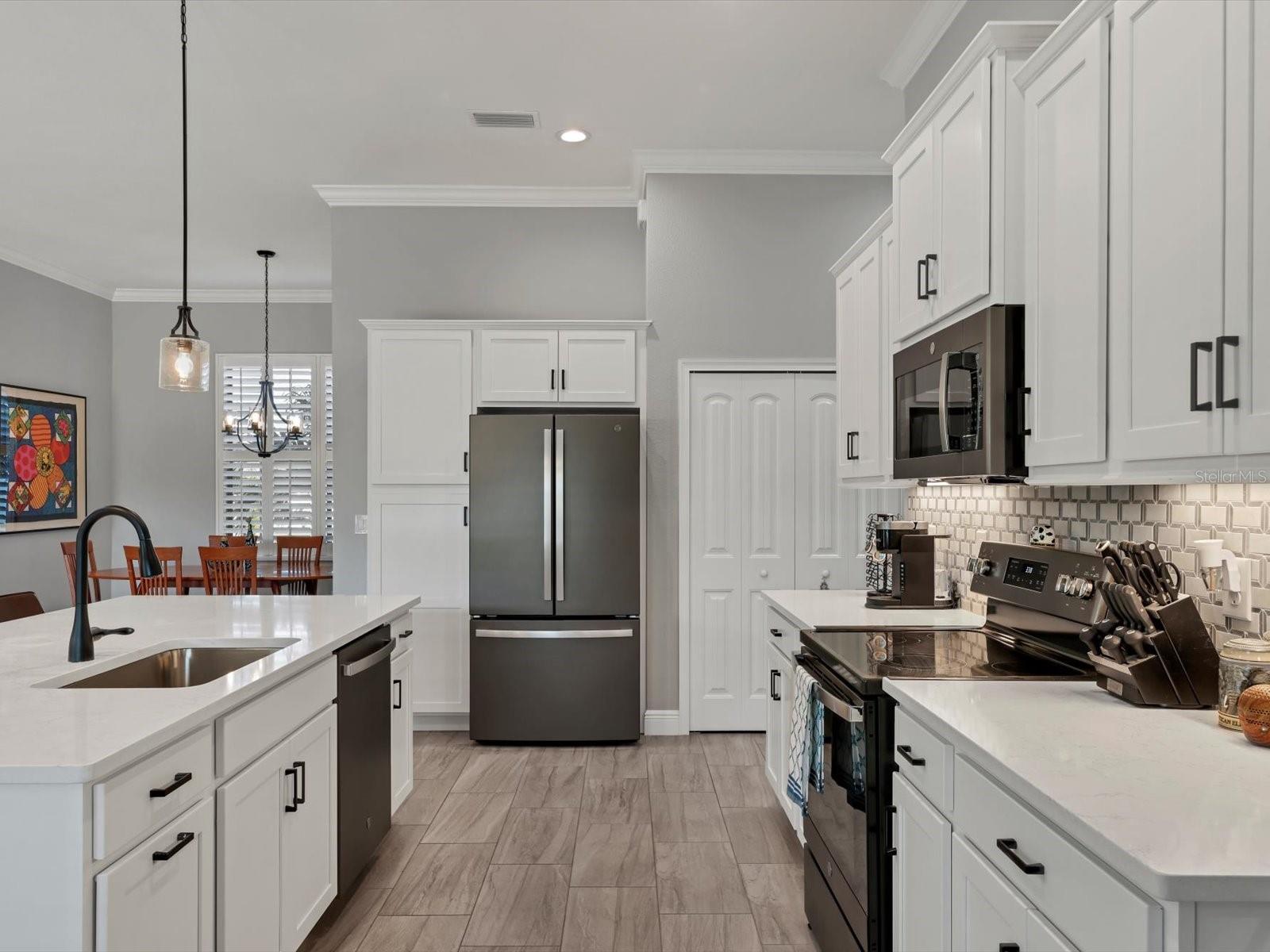 Image 17 of 46 For 10461 Euston Avenue