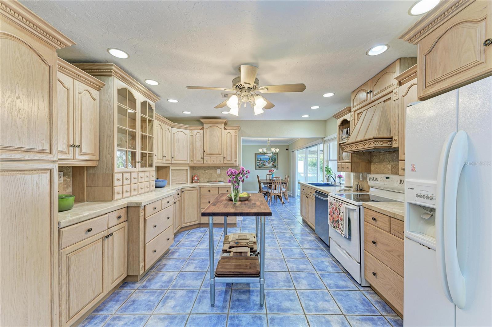 Image 12 of 98 For 612 Bayshore Road