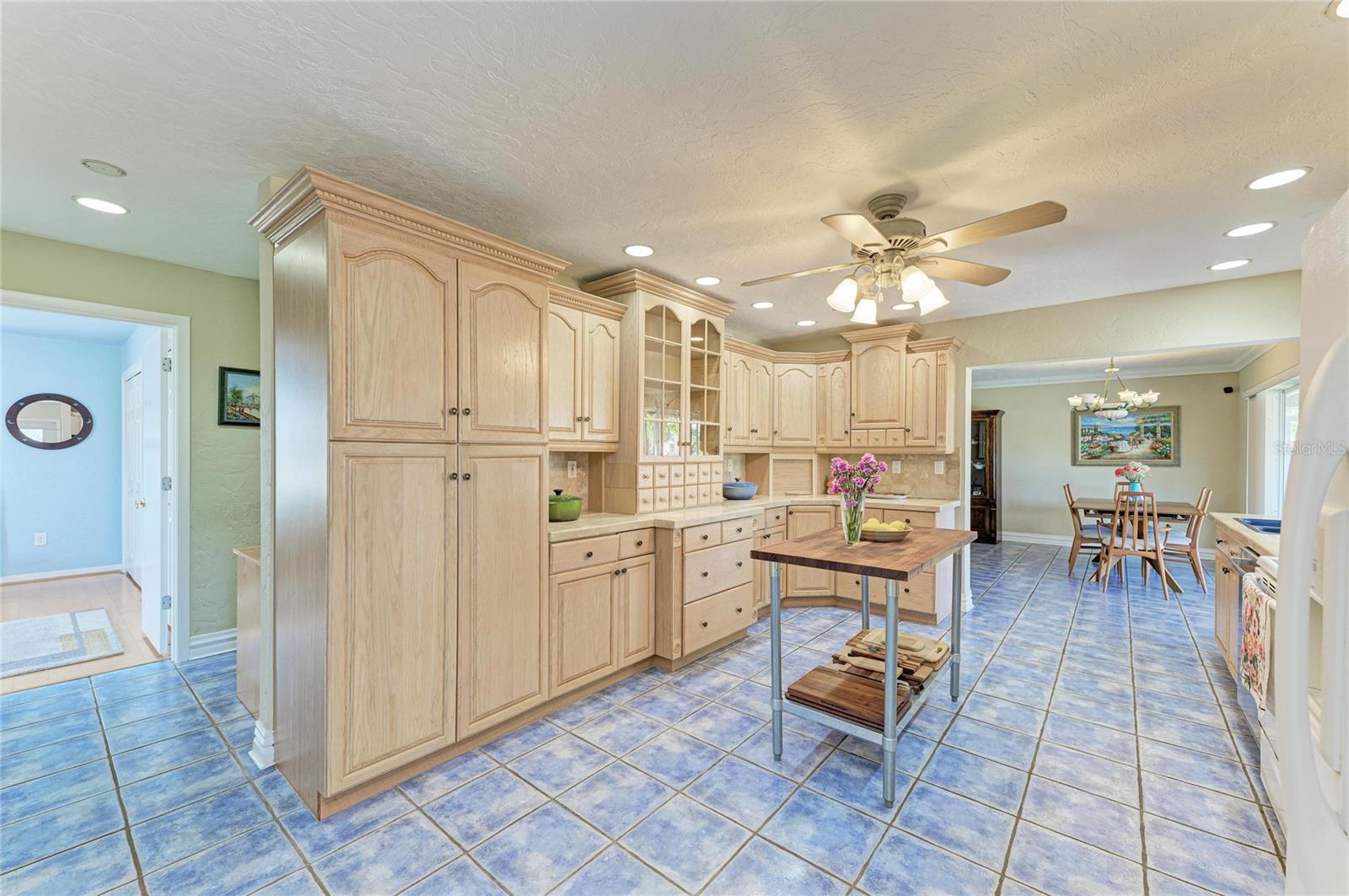 Image 13 of 98 For 612 Bayshore Road