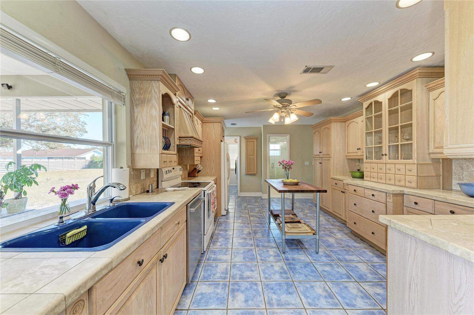 Image 14 of 98 For 612 Bayshore Road