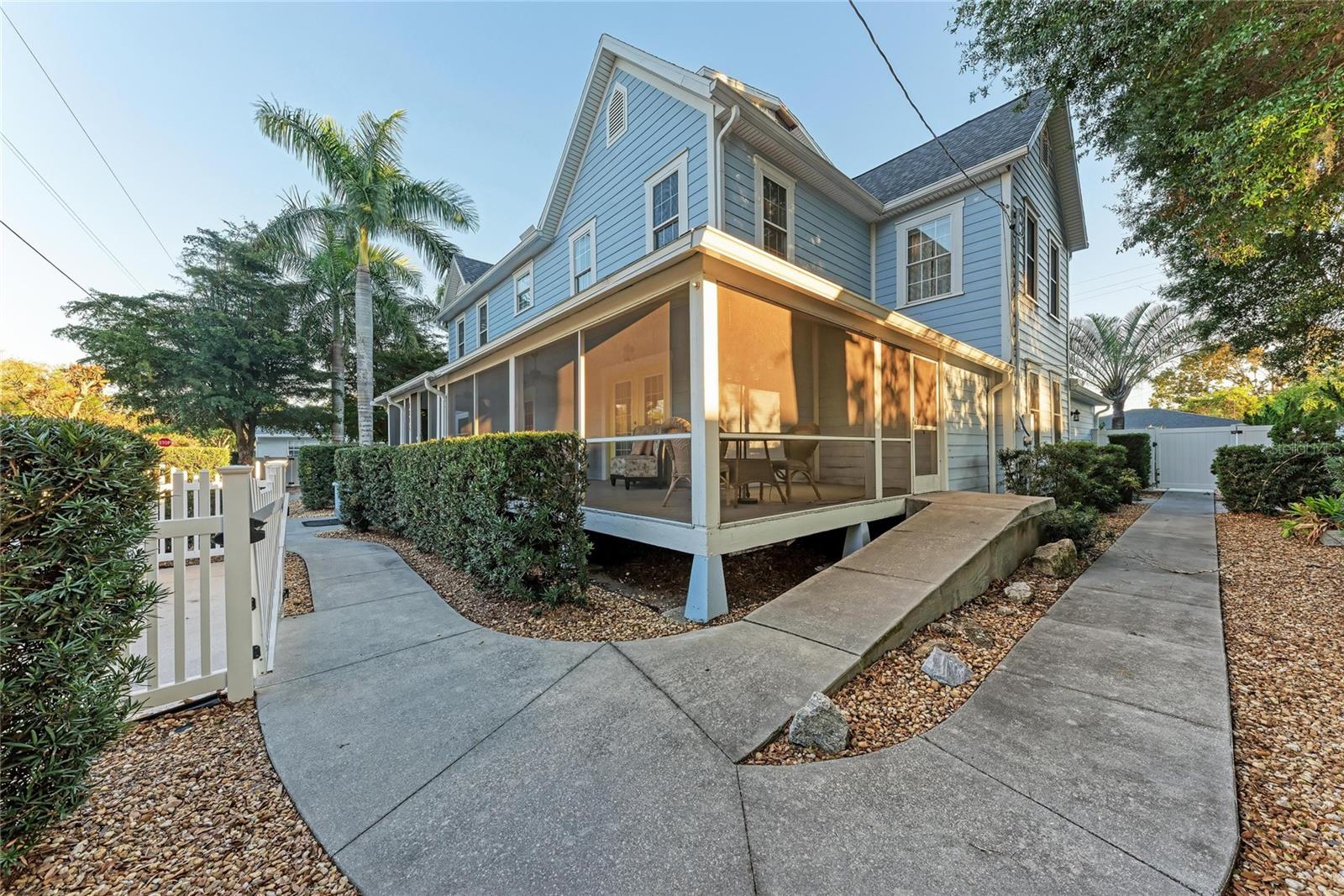 Image 7 of 100 For 1315 15th Avenue W