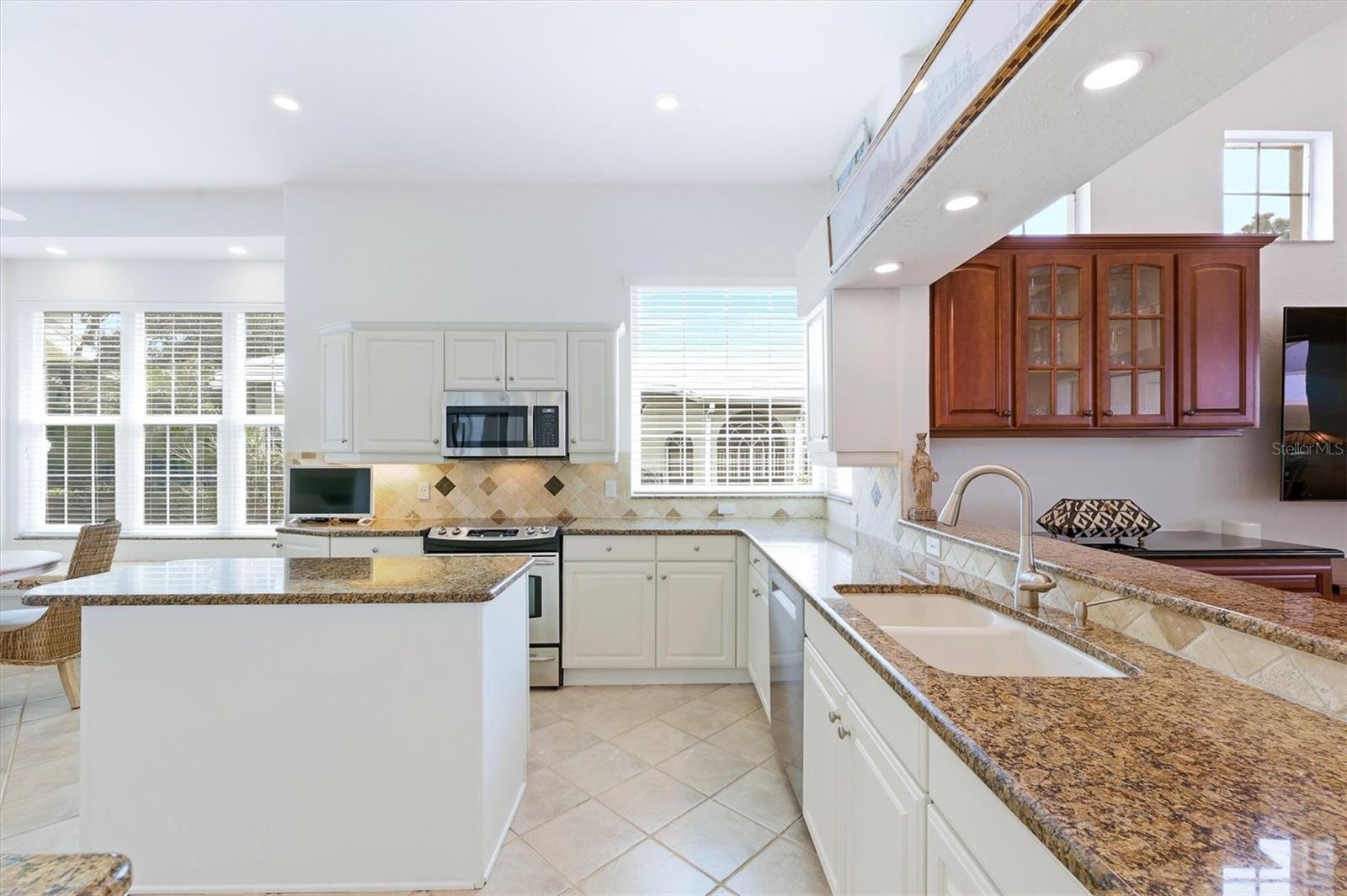 Image 20 of 53 For 304 Bermuda Court 14