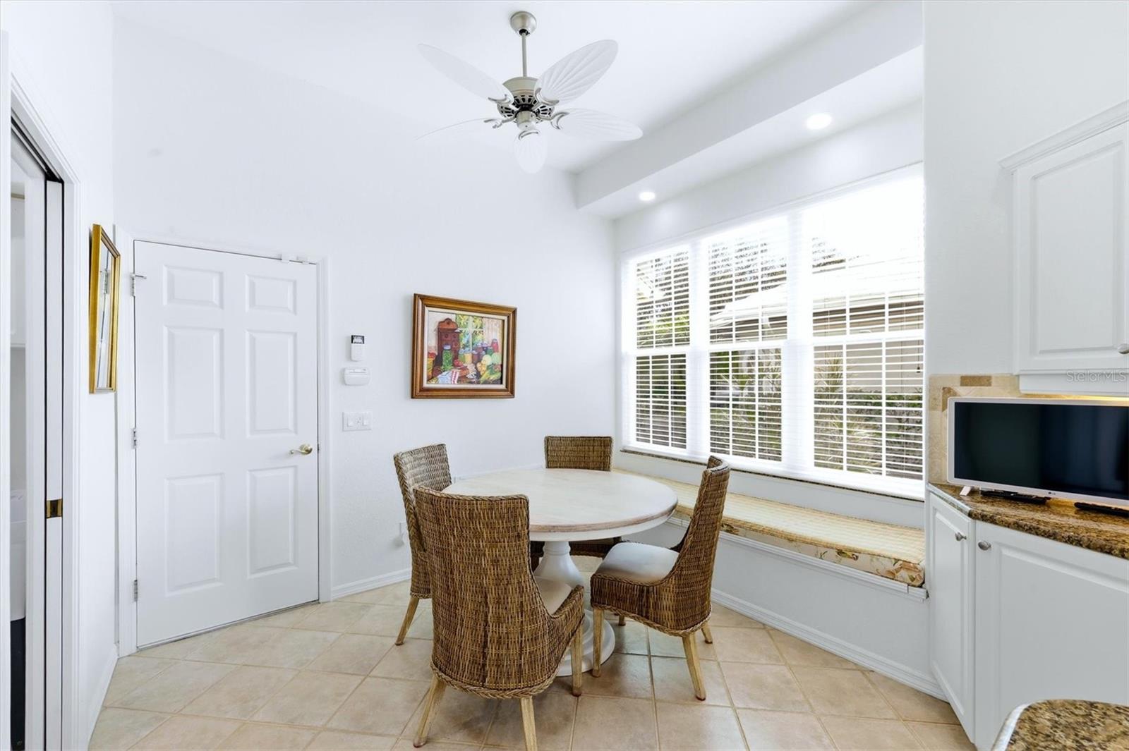 Image 21 of 53 For 304 Bermuda Court 14