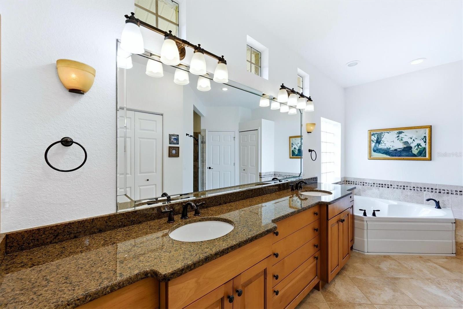 Image 24 of 53 For 304 Bermuda Court 14