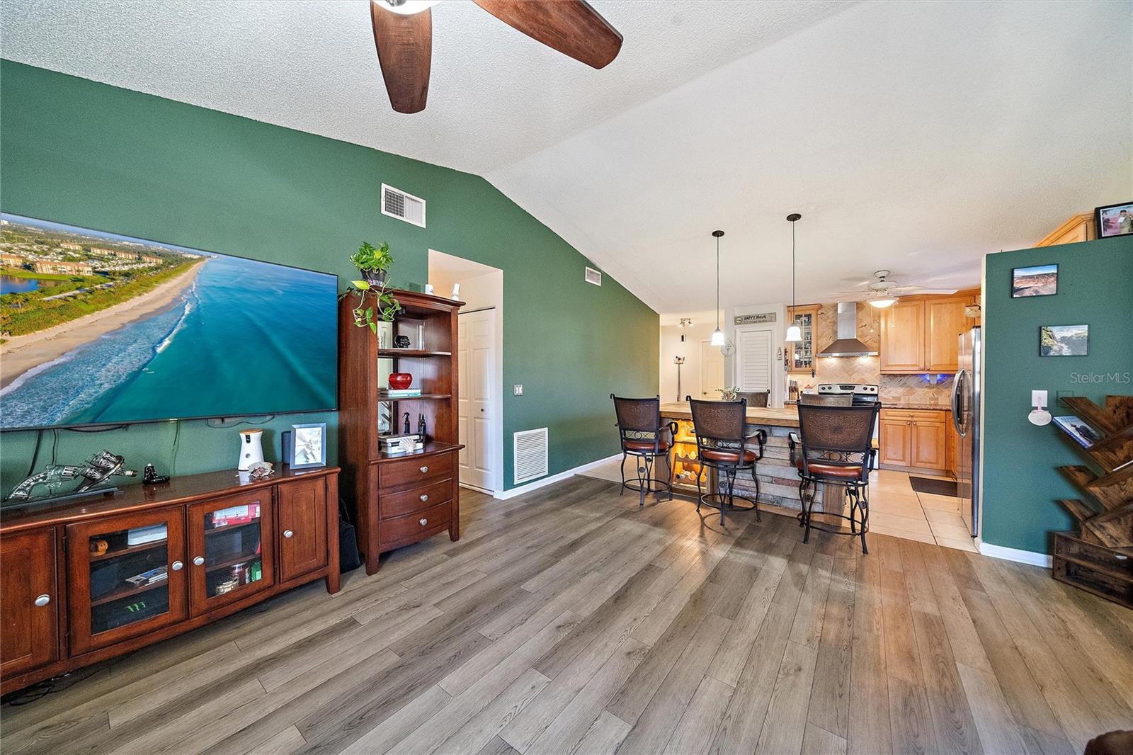 Image 3 of 28 For 1056 Hope Street