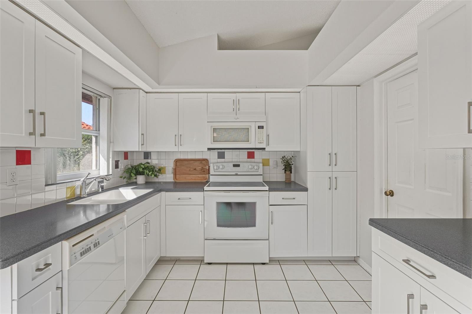 Image 19 of 75 For 944 Harbor Town Drive