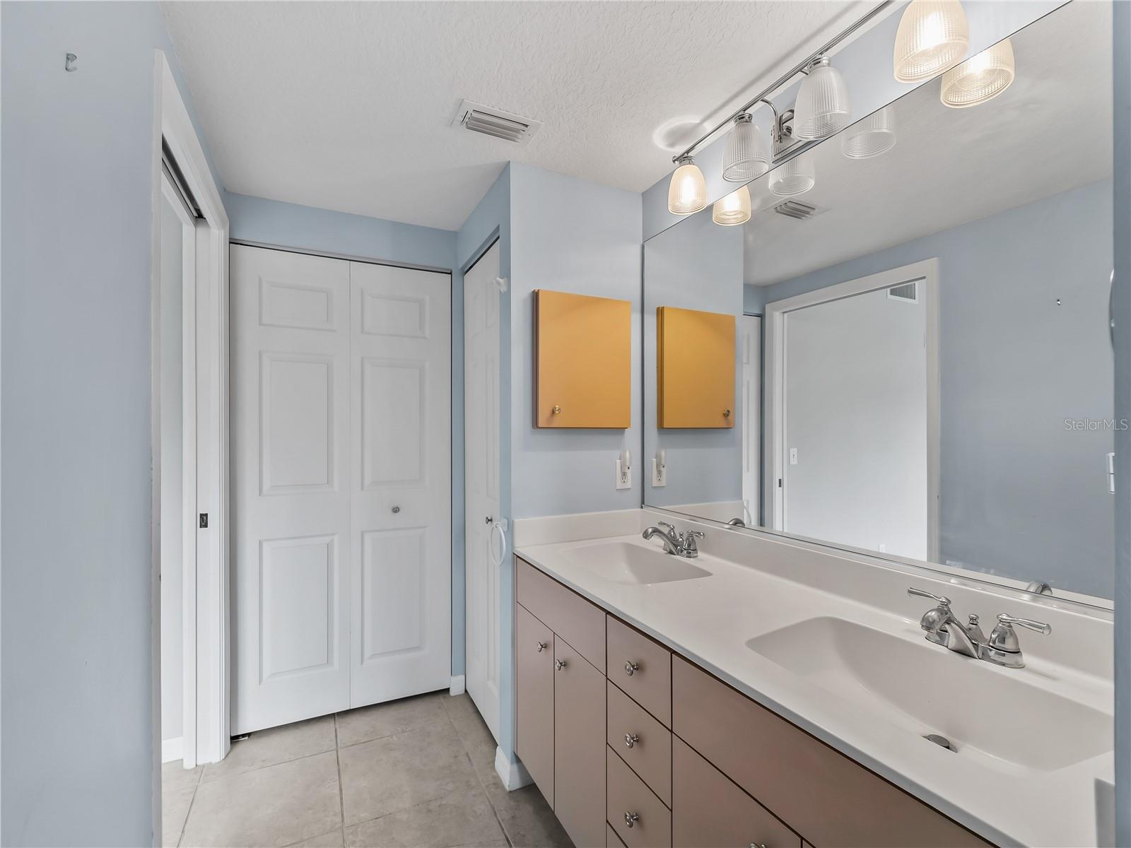 Image 33 of 48 For 902 Addington Court 103