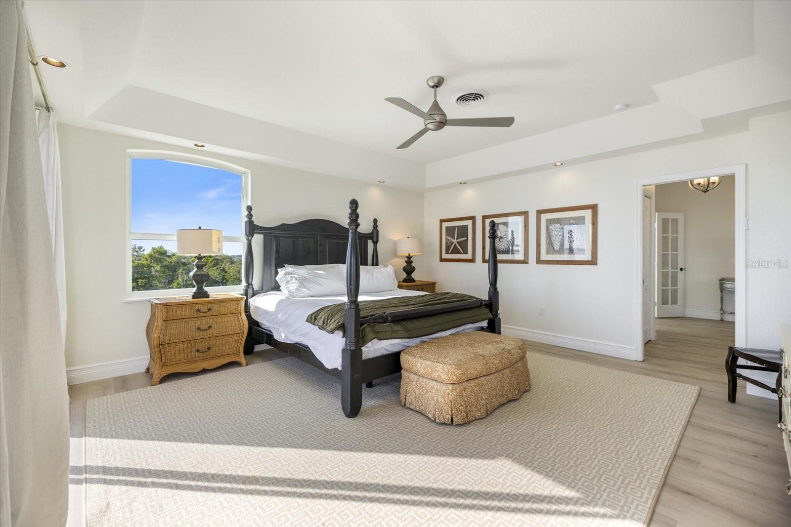 Image 18 of 77 For 949 Suncrest Lane