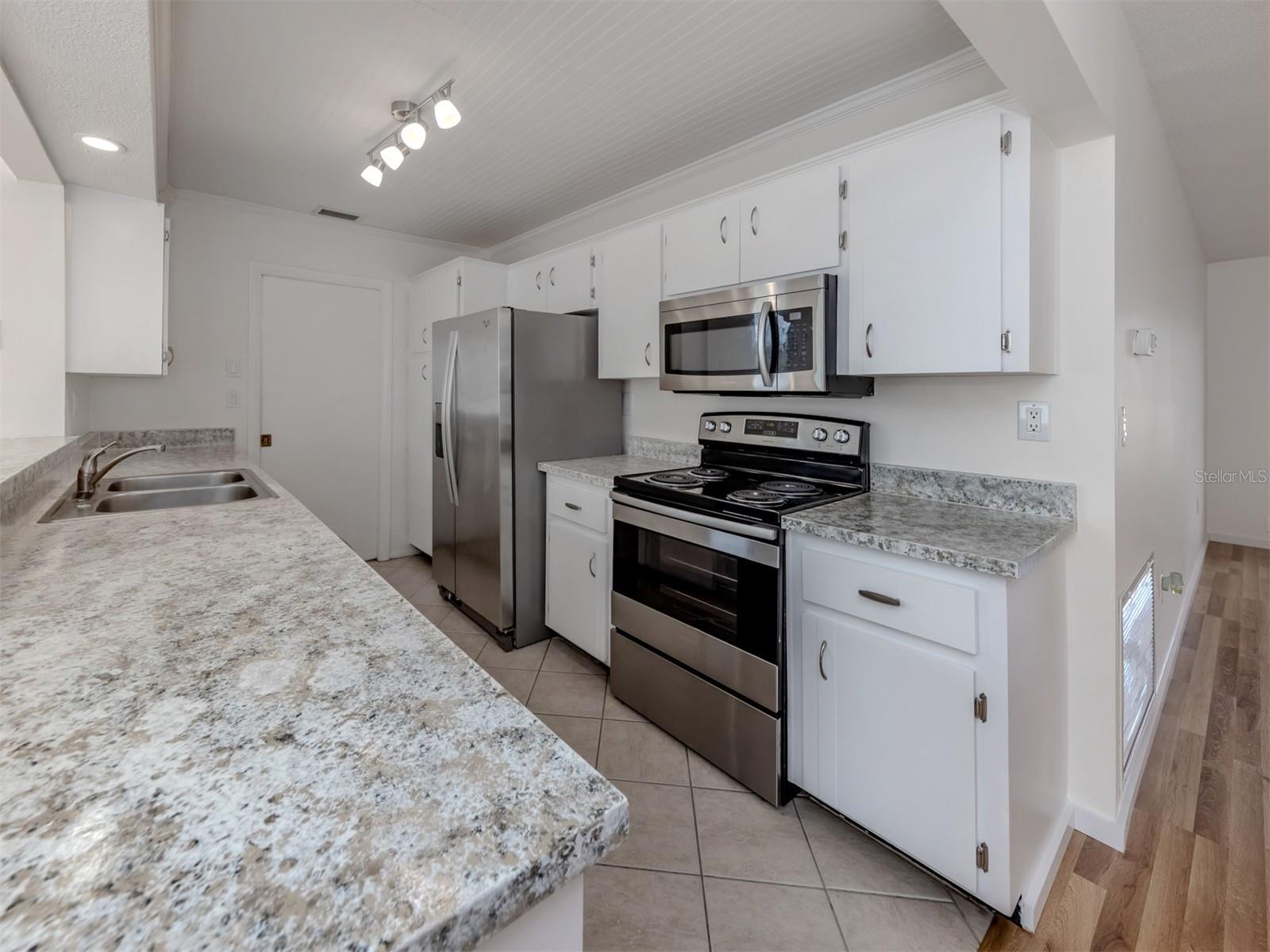 Image 19 of 64 For 1215 Mango Avenue