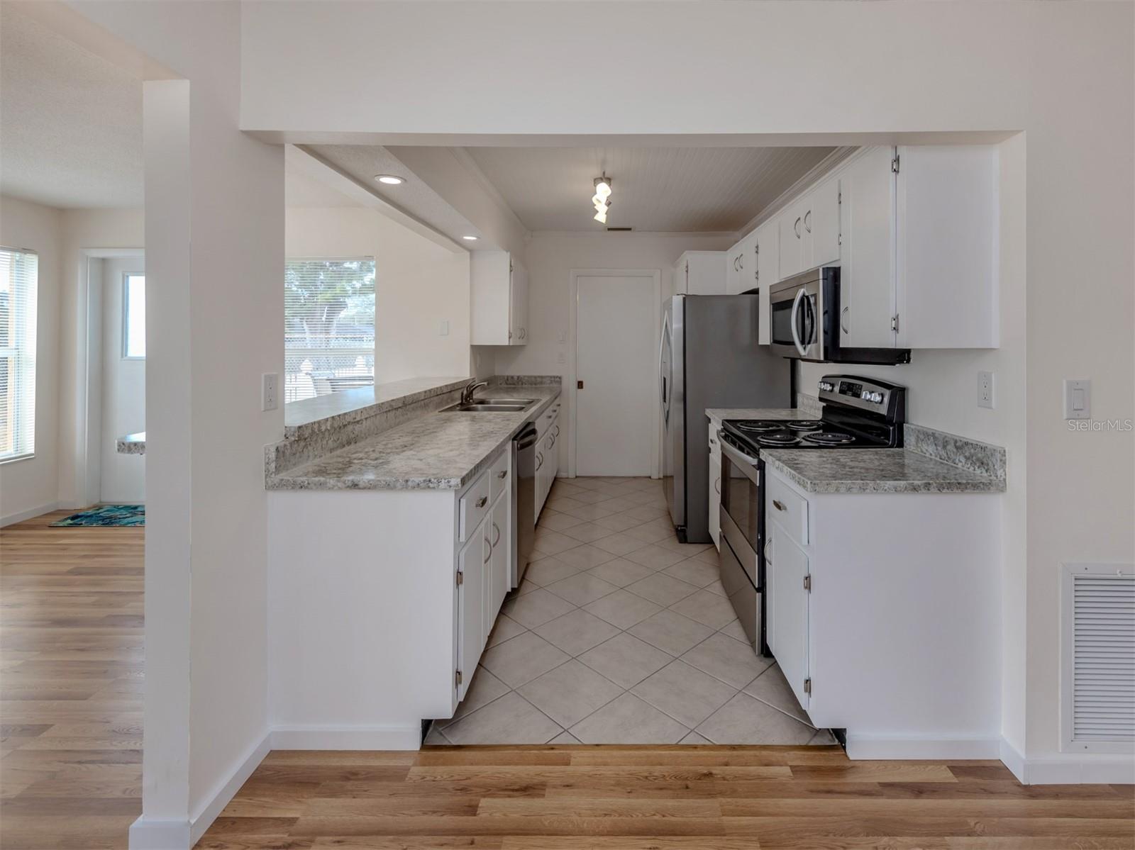 Image 26 of 64 For 1215 Mango Avenue