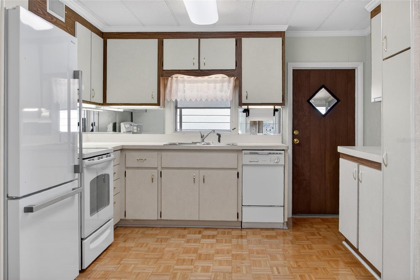 Image 17 of 35 For 703 Green Circle