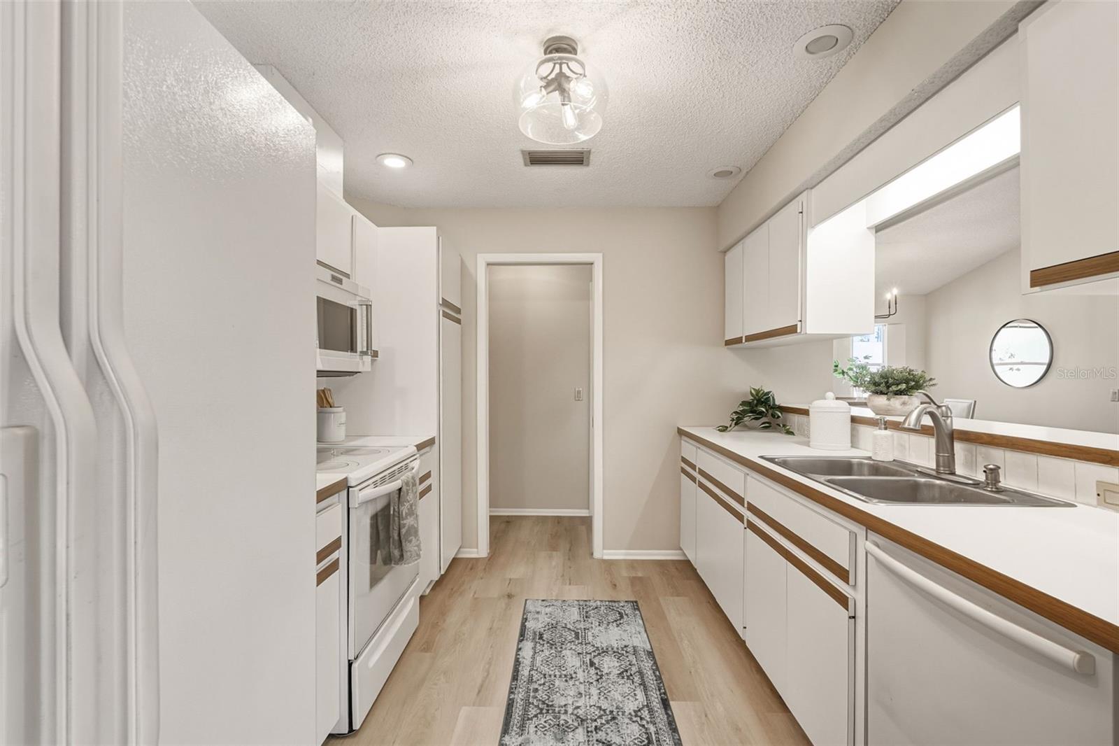 Image 17 of 81 For 3308 Meadow Run Circle