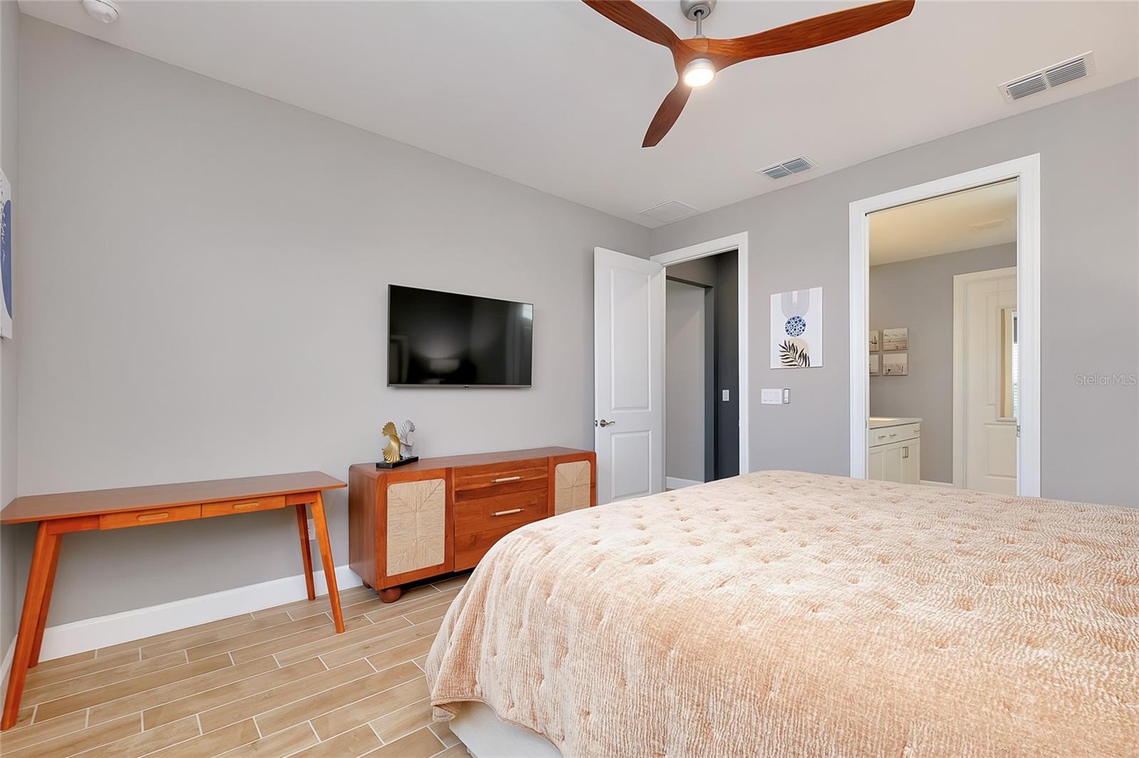 Image 33 of 81 For 10125 Beachwalk Drive