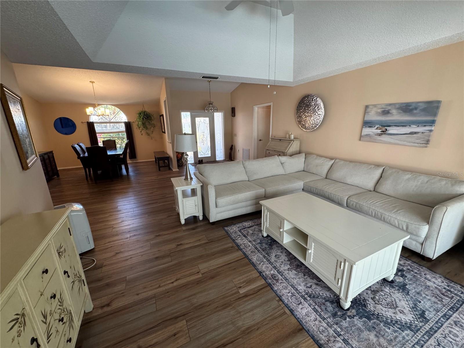 Image 4 of 38 For 549 Warwick Lane