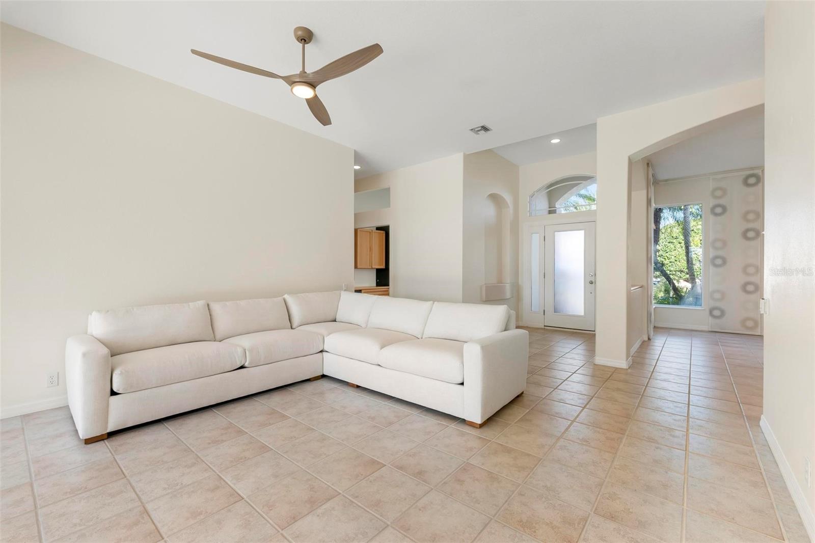 Image 5 of 90 For 809 Blue Crane Drive