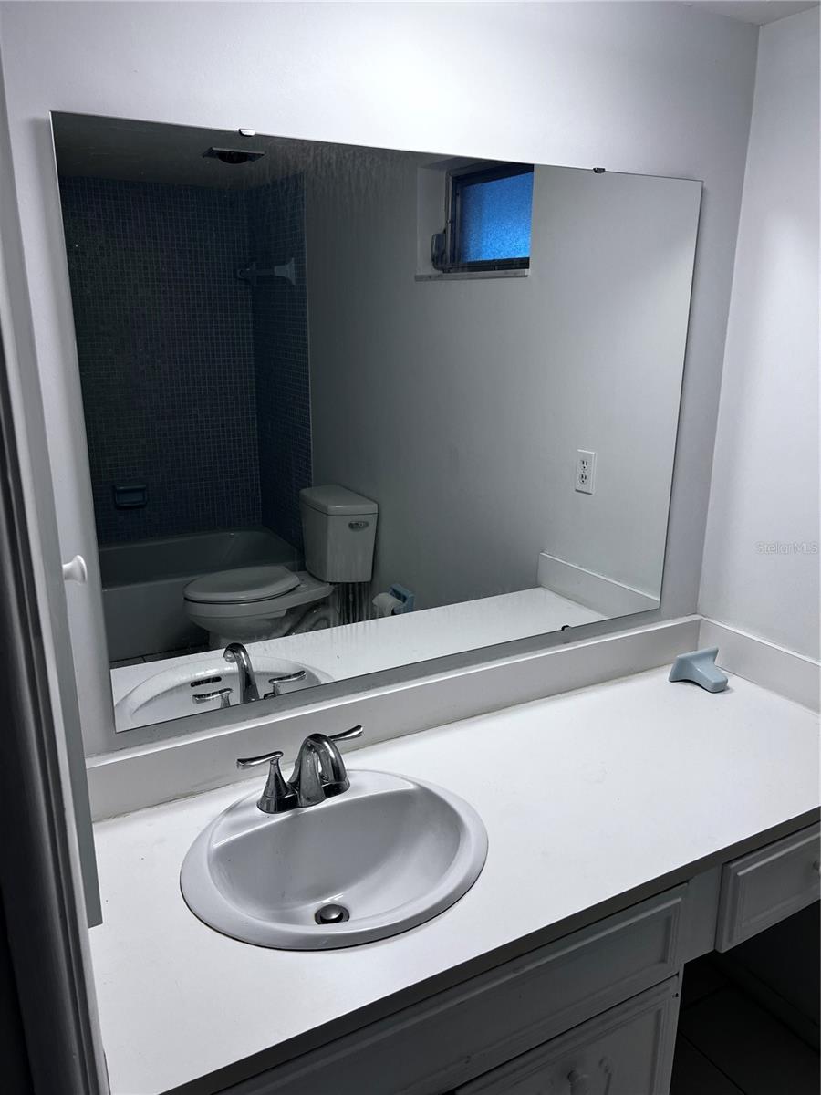 Image 20 of 27 For 3318 Village Green Drive 823