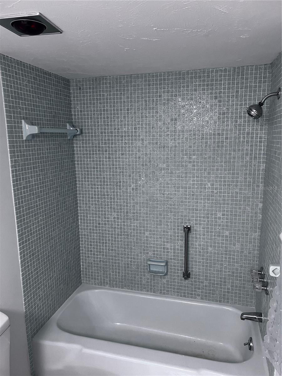 Image 21 of 27 For 3318 Village Green Drive 823