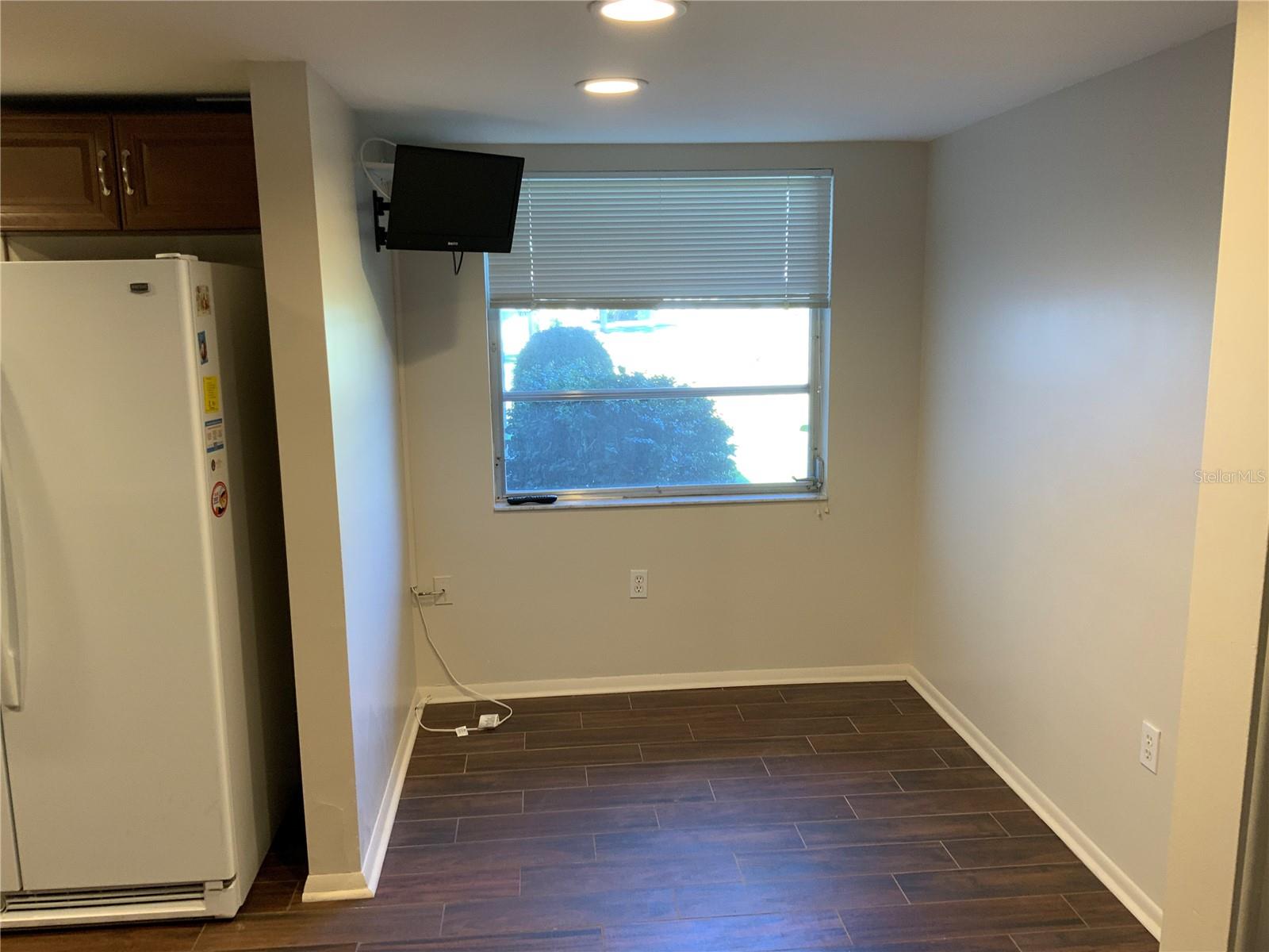 Image 4 of 27 For 3318 Village Green Drive 823