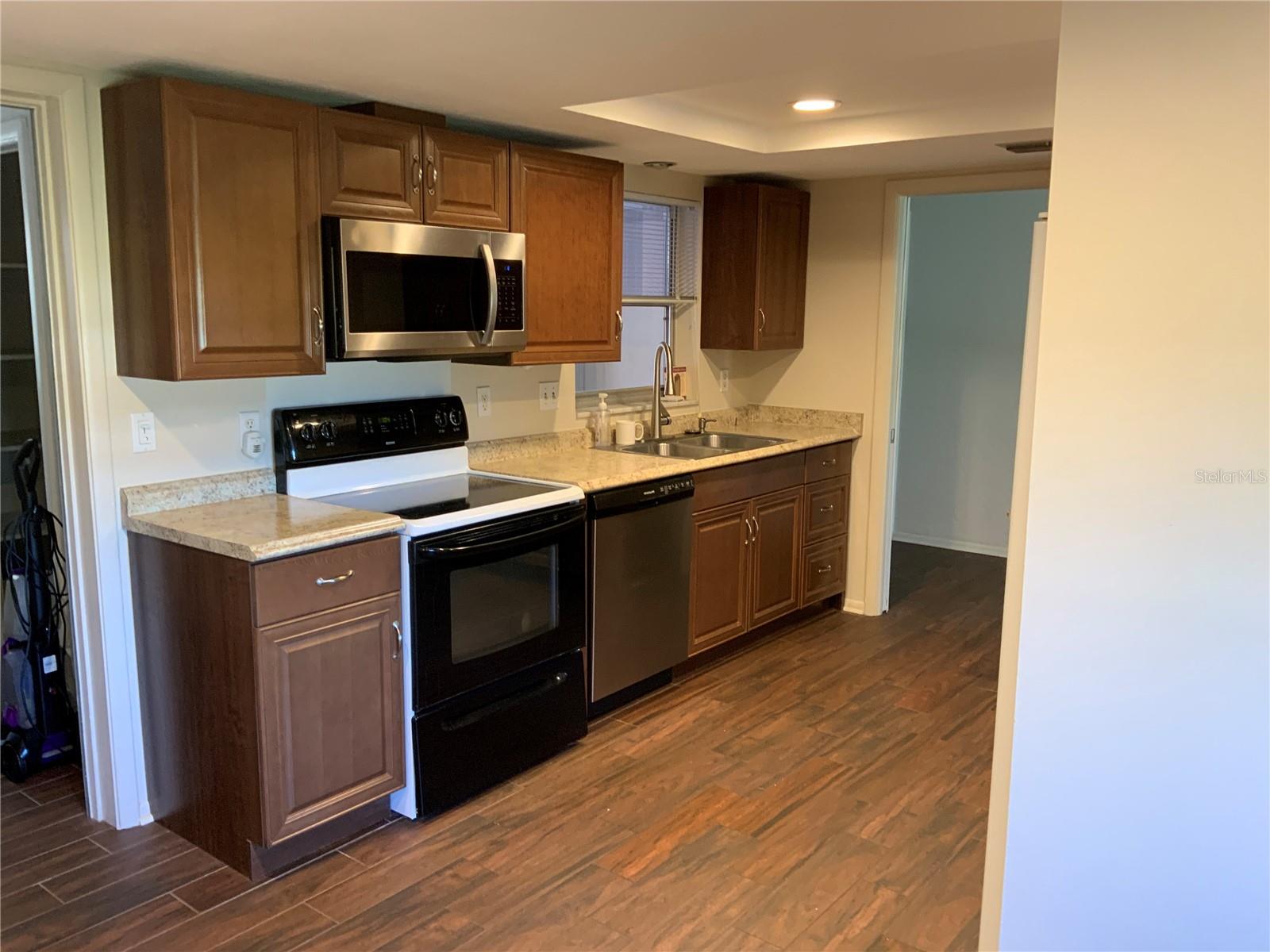 Image 7 of 27 For 3318 Village Green Drive 823