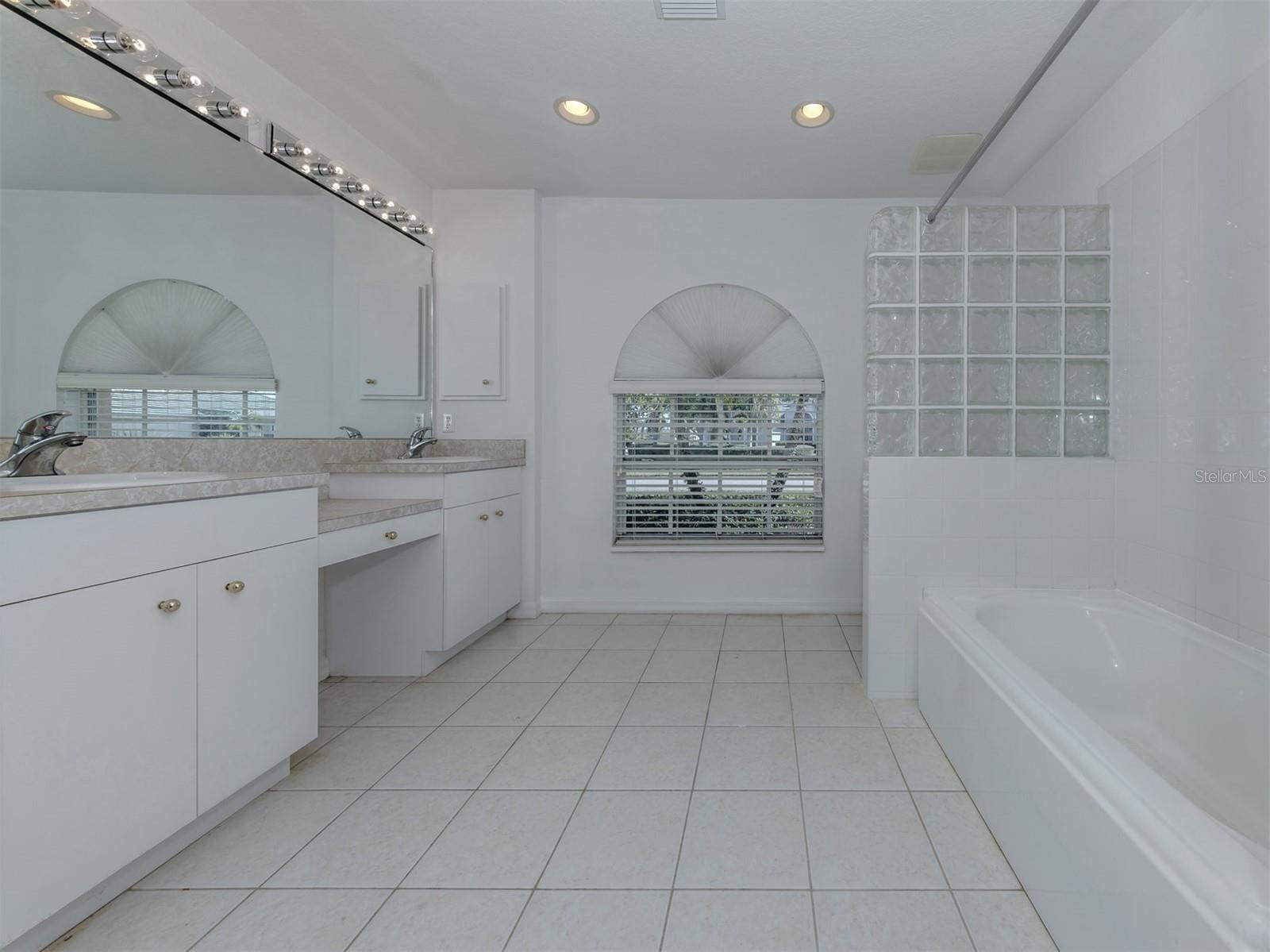 Image 22 of 57 For 123 Venice Palms Boulevard