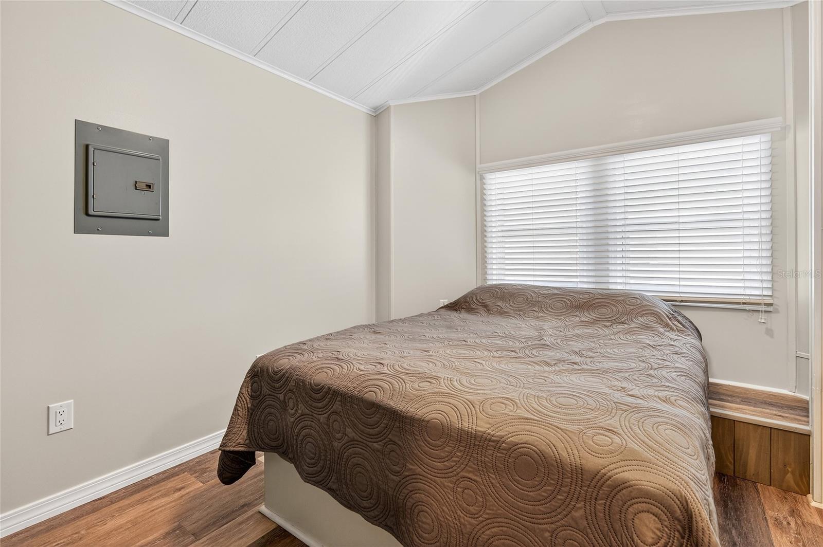 Image 26 of 78 For 204 Crown Point Drive