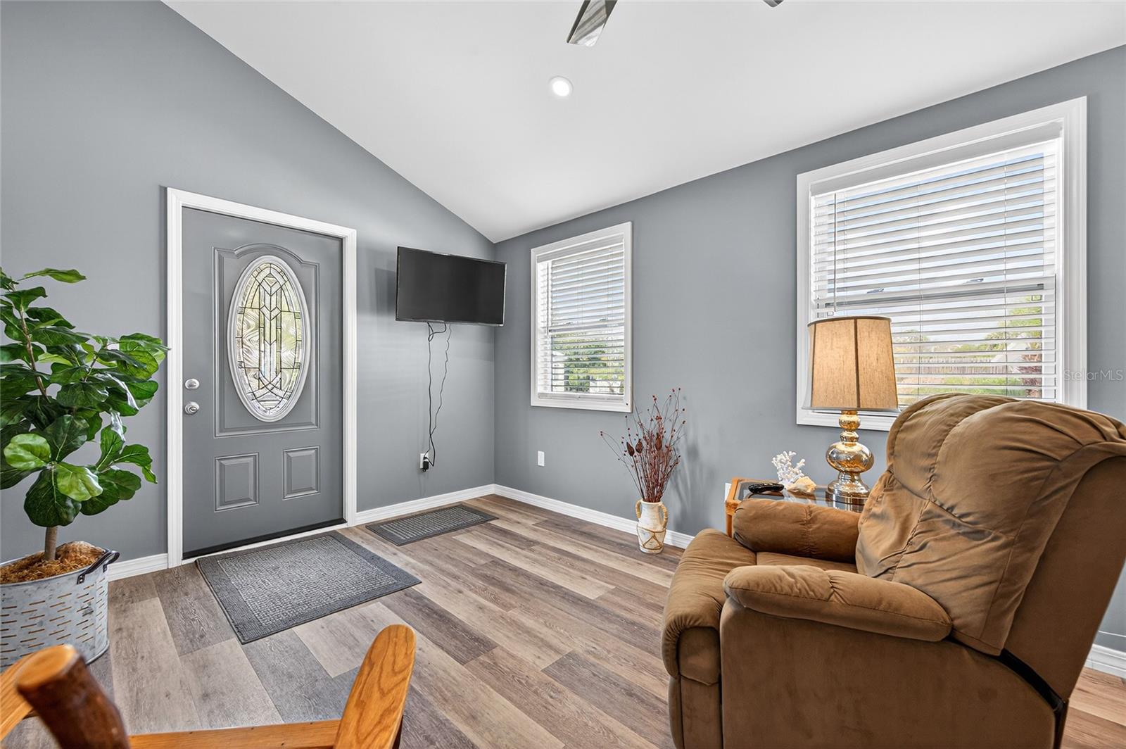 Image 9 of 78 For 204 Crown Point Drive