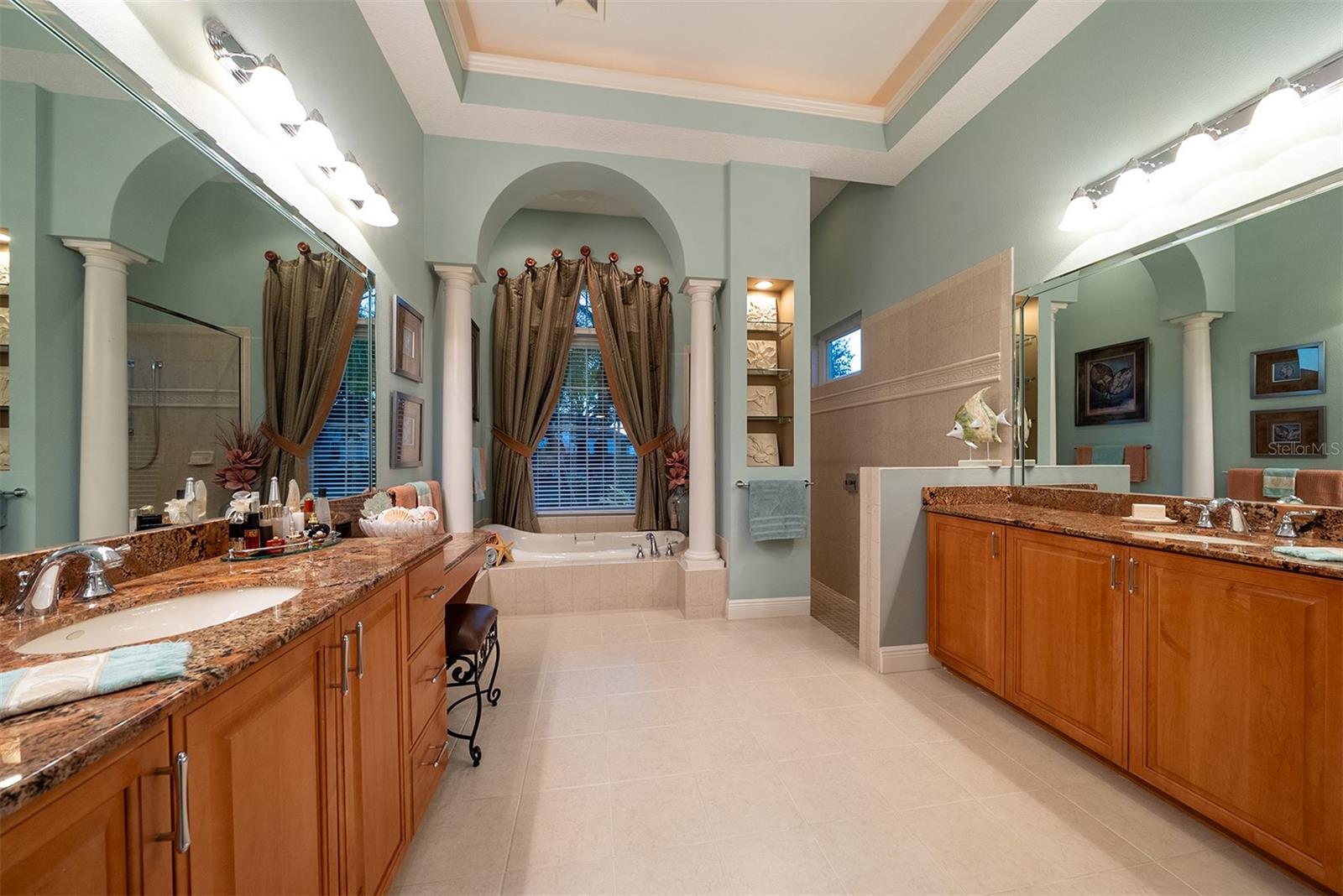 Image 32 of 87 For 14 Carisa Royale Court