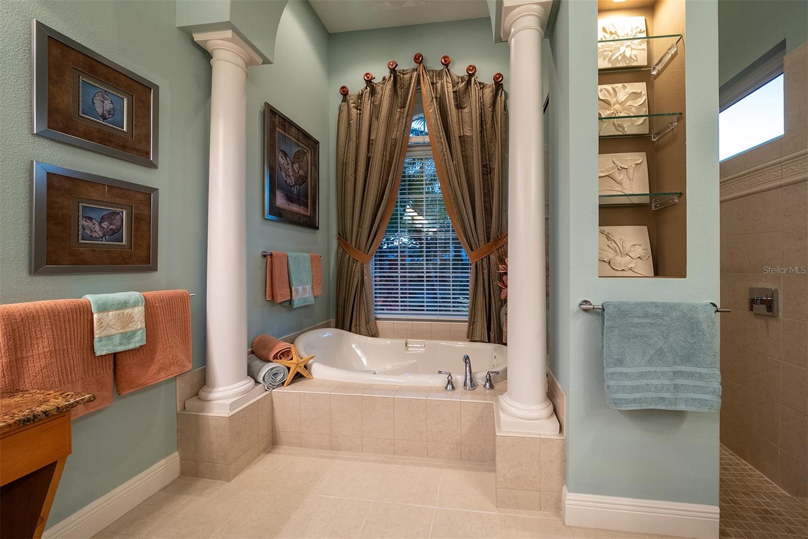 Image 33 of 87 For 14 Carisa Royale Court