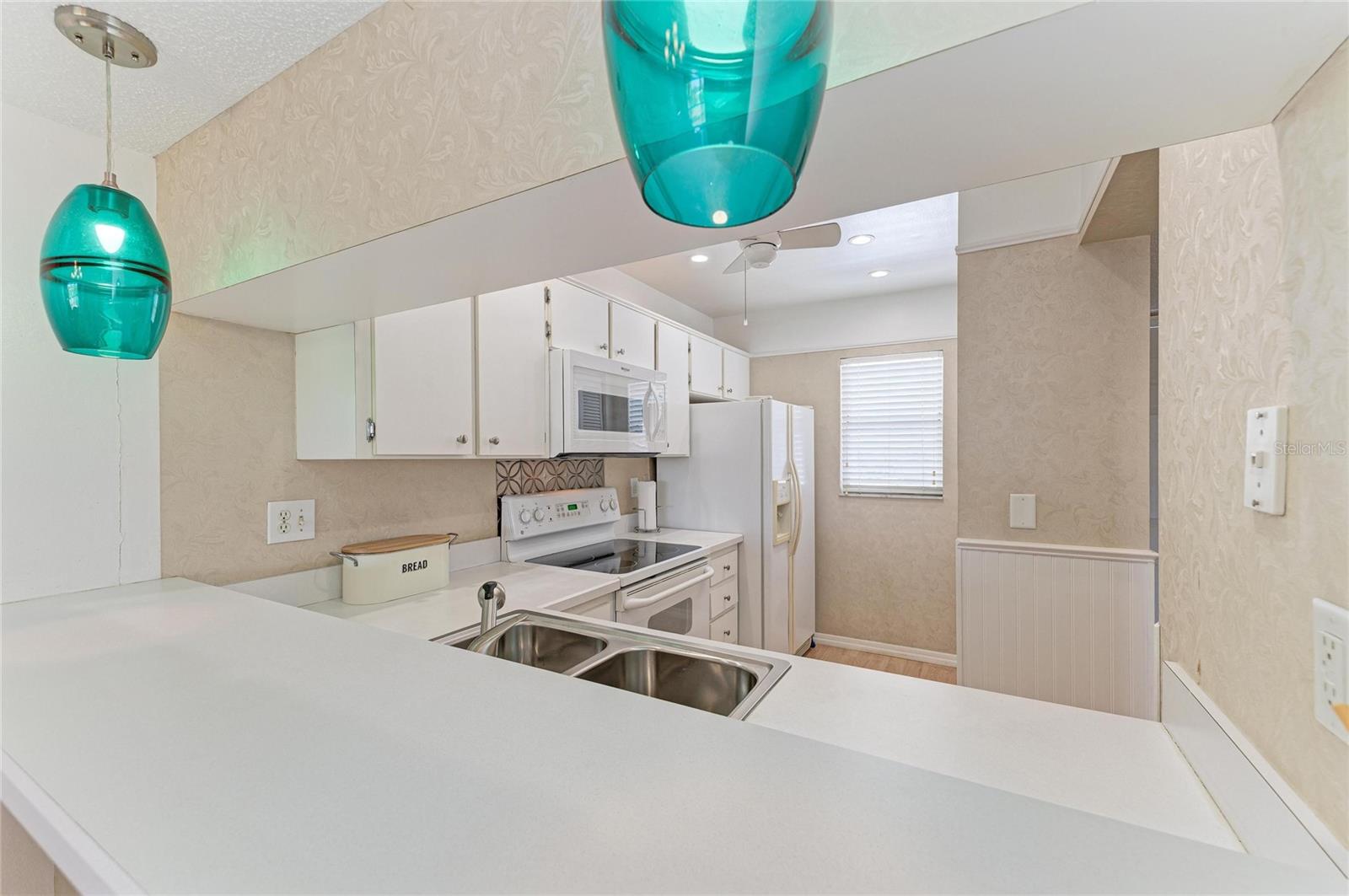 Image 8 of 63 For 408 Cerromar Circle  236 B