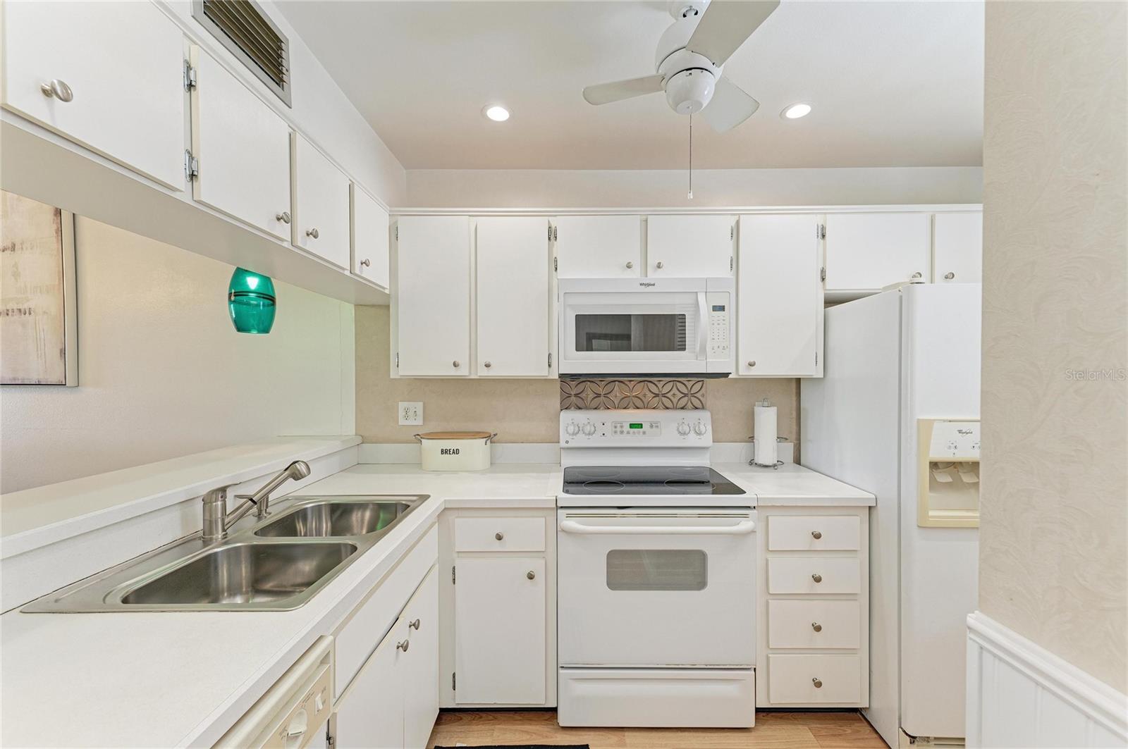 Image 9 of 63 For 408 Cerromar Circle  236 B