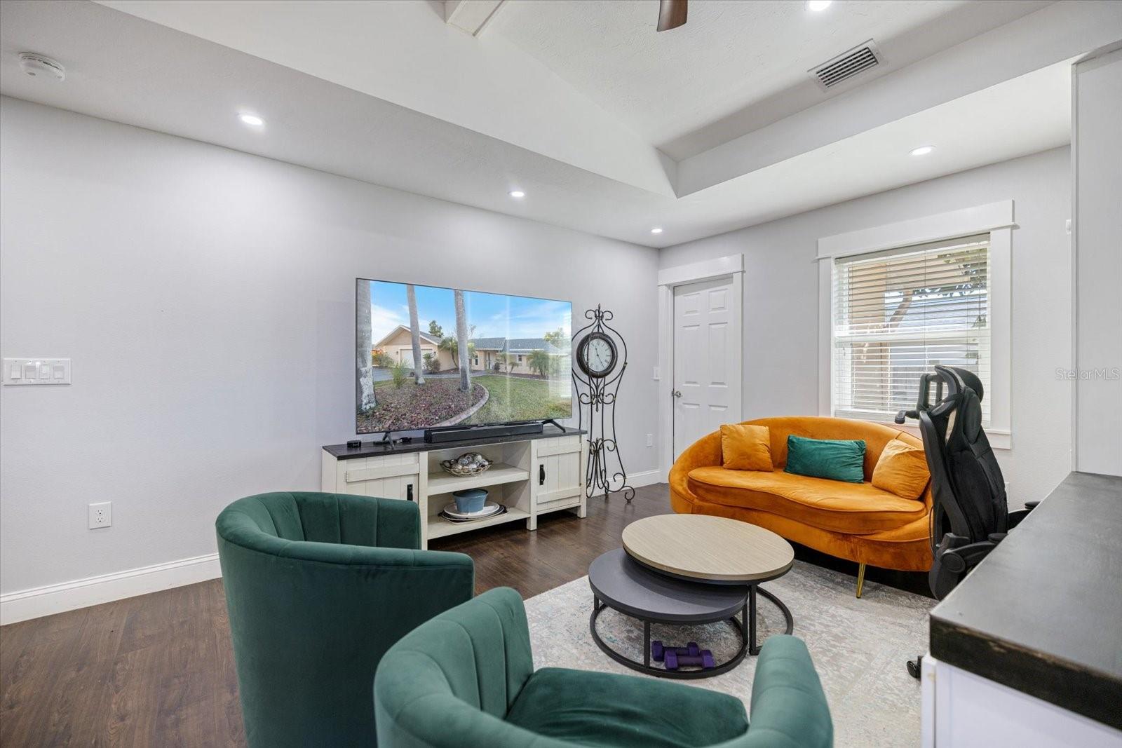 Image 17 of 79 For 1627 Del Monte Court