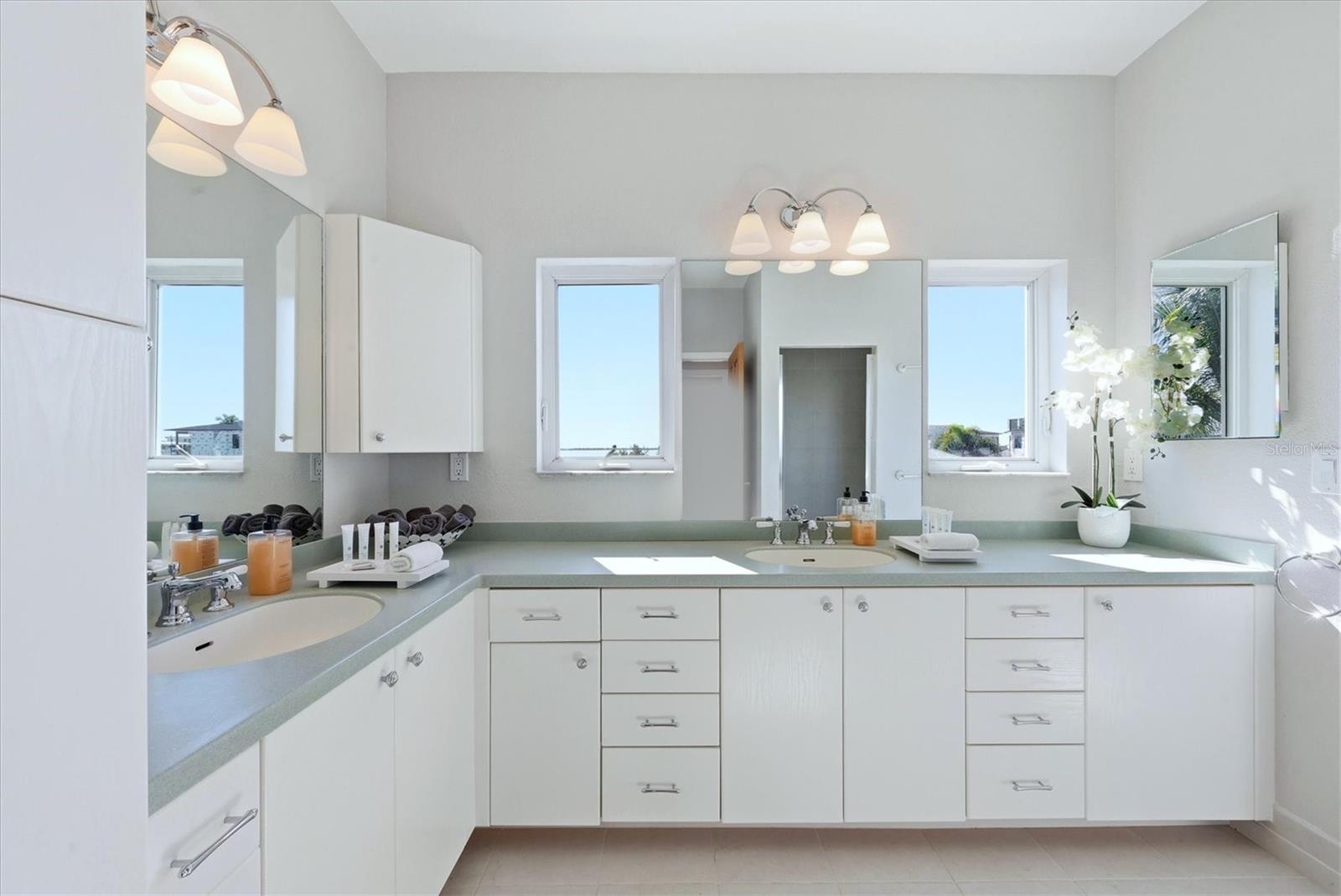 Image 41 of 64 For 217 Bangsberg Road Se