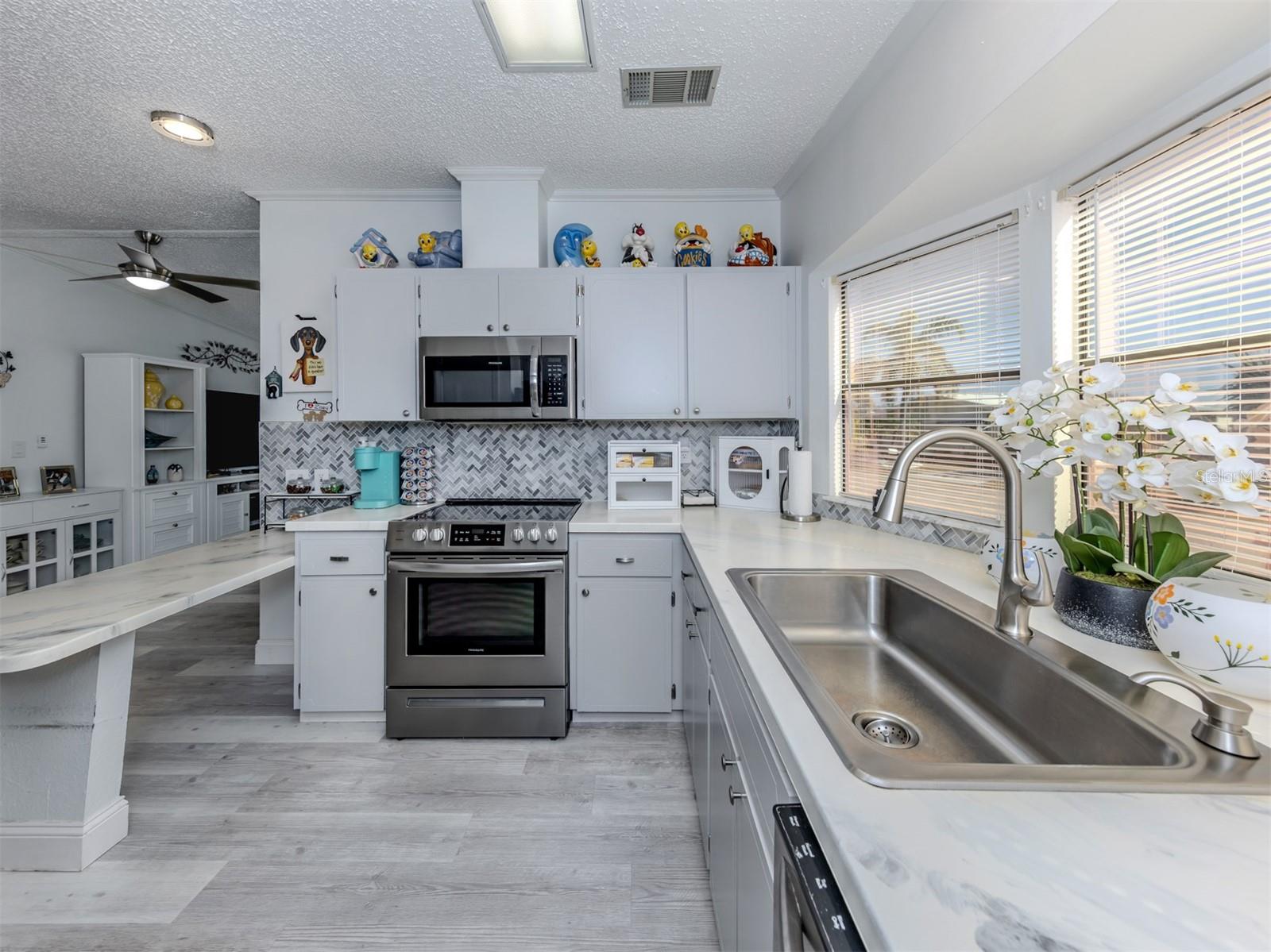 Listing photo id 18 for 599 Portside Drive