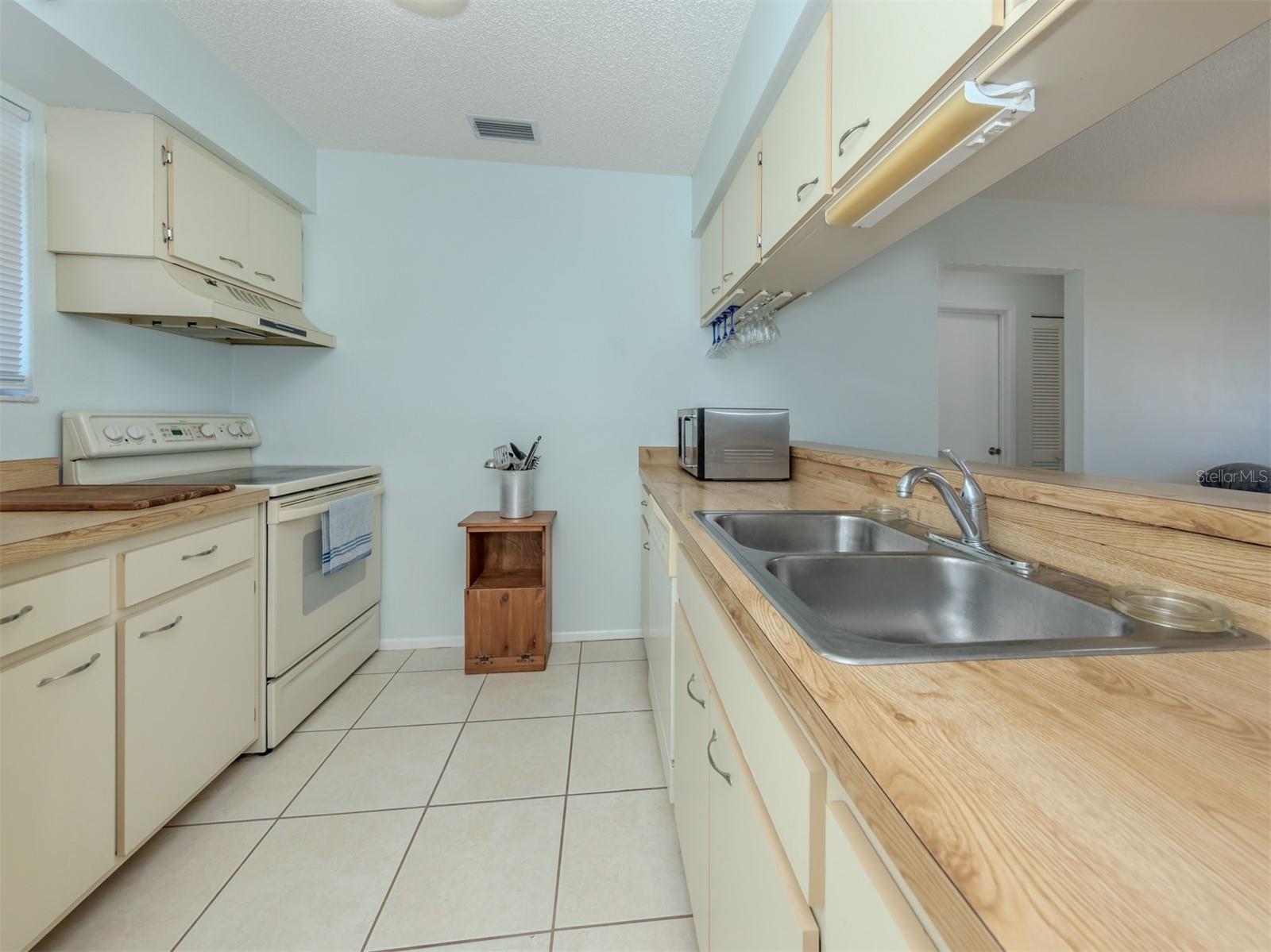 Image 18 of 68 For 217 Airport Avenue W 216