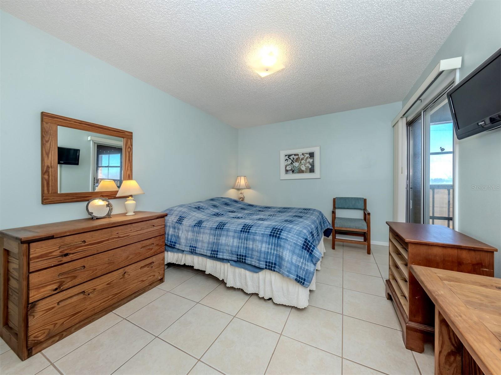 Image 22 of 68 For 217 Airport Avenue W 216