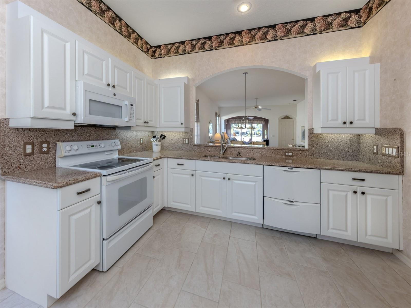 Image 16 of 76 For 812 Montrose Drive 20