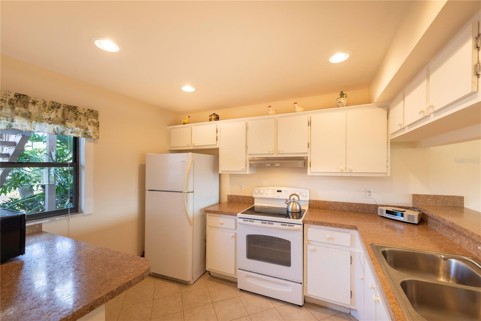 Image 8 of 36 For 696 Bird Bay Drive W 138