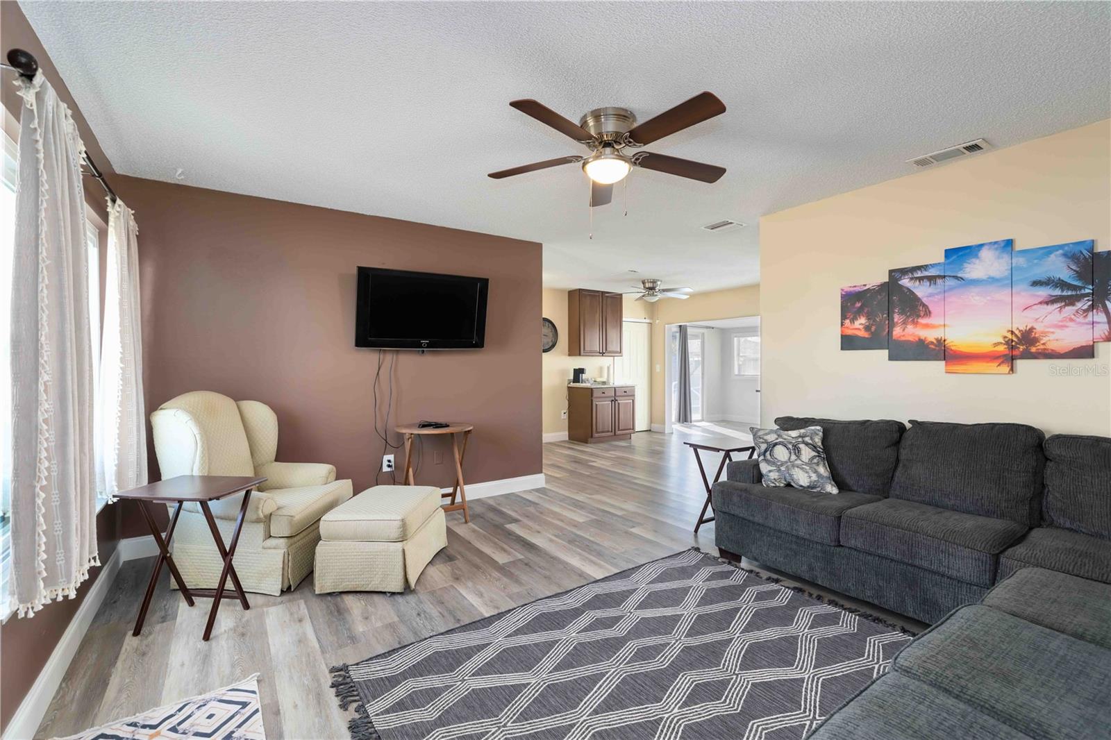 Image 3 of 31 For 13519 Martha