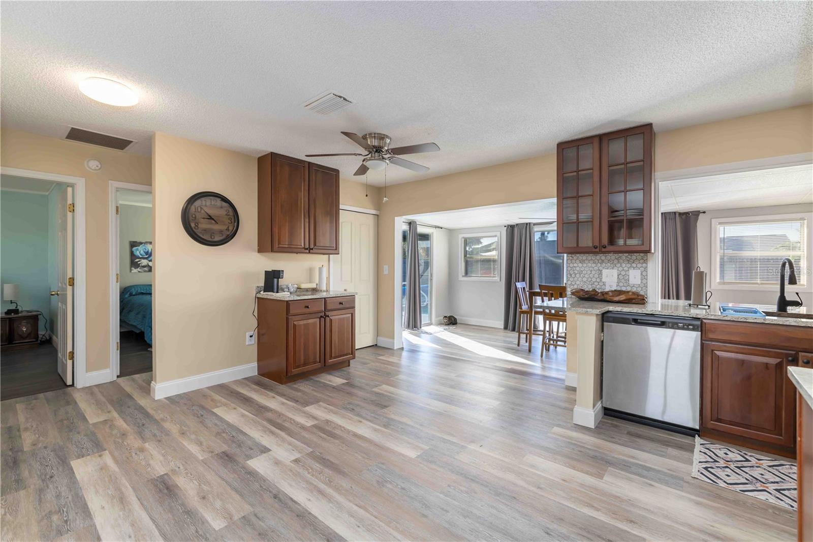 Image 4 of 31 For 13519 Martha