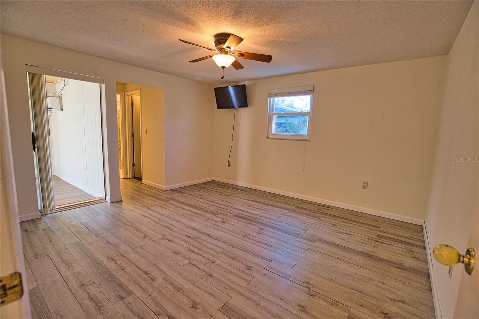 Image 27 of 42 For 1435 Saint Clair Road