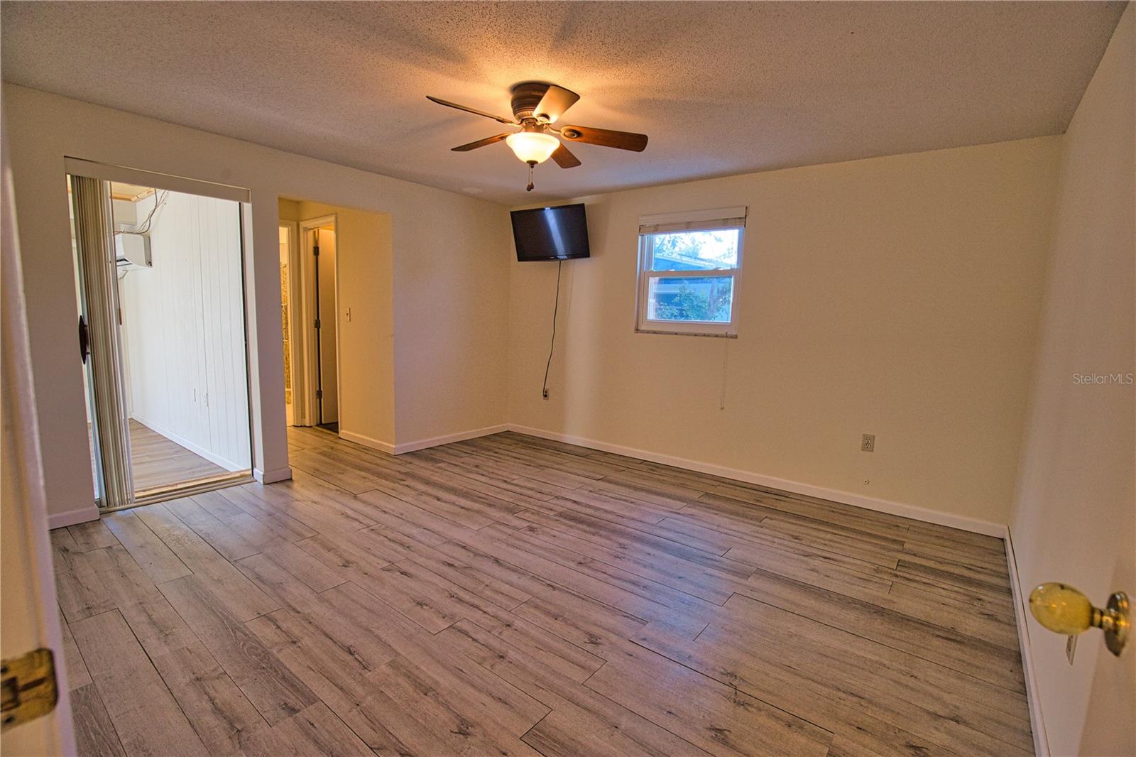 Image 28 of 42 For 1435 Saint Clair Road