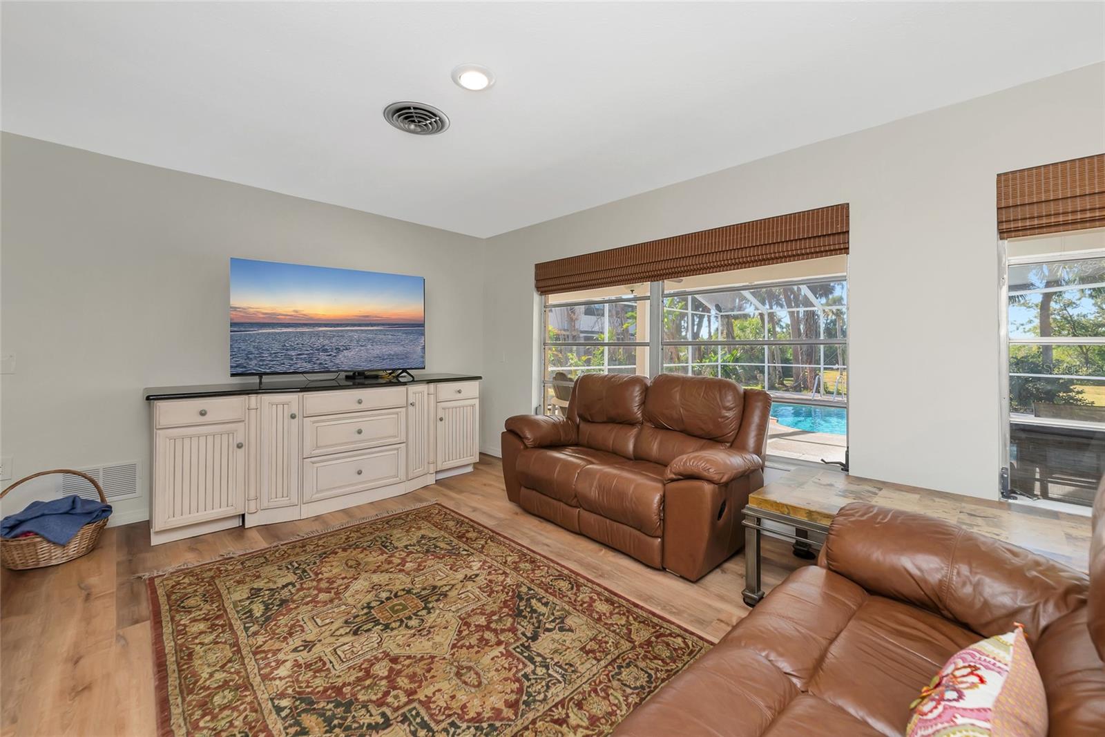 Image 18 of 84 For 950 Oxford Drive