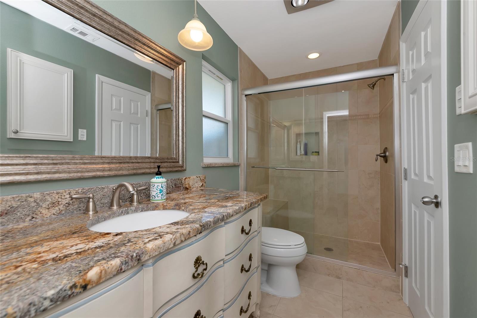 Image 24 of 84 For 950 Oxford Drive