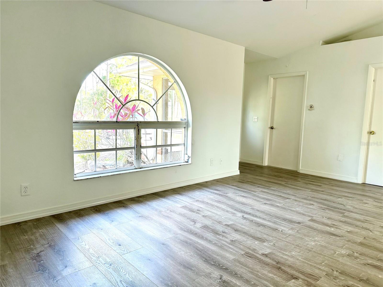 Image 6 of 30 For 4395 Hansard Avenue