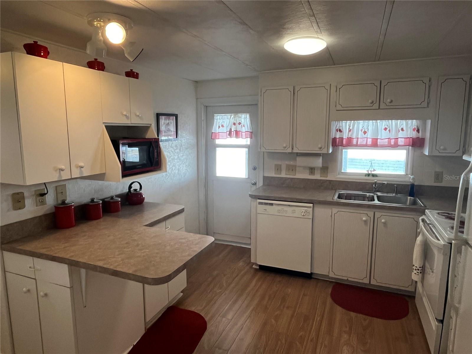 Image 17 of 38 For 828 Trento