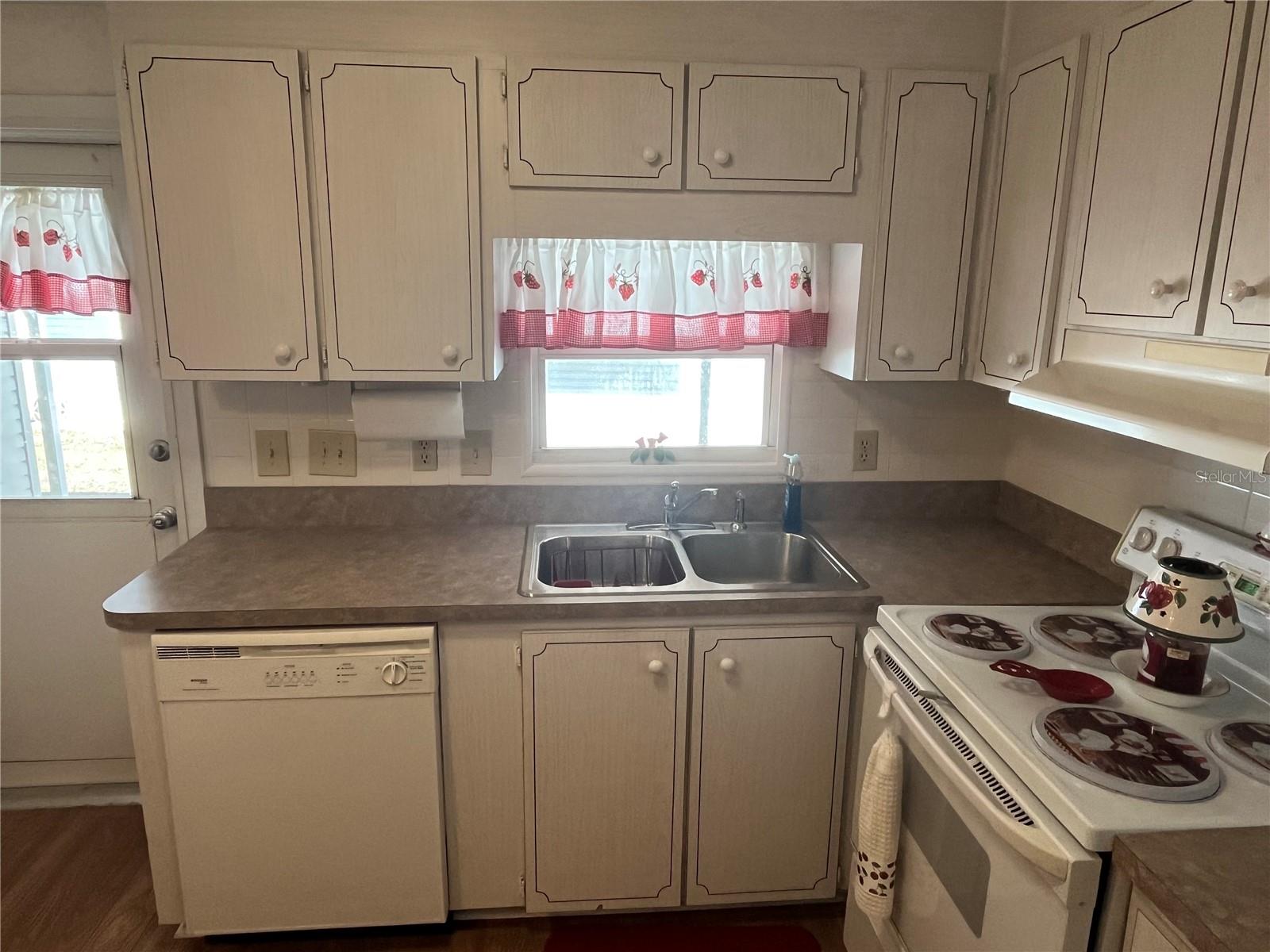 Image 18 of 38 For 828 Trento