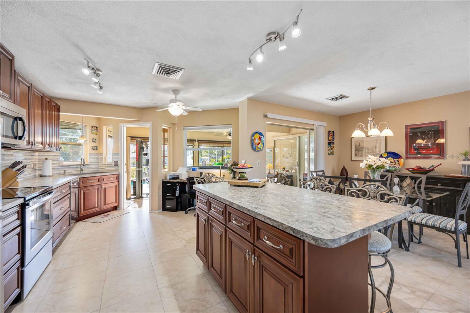 Image 16 of 75 For 1940 Greenlawn Drive