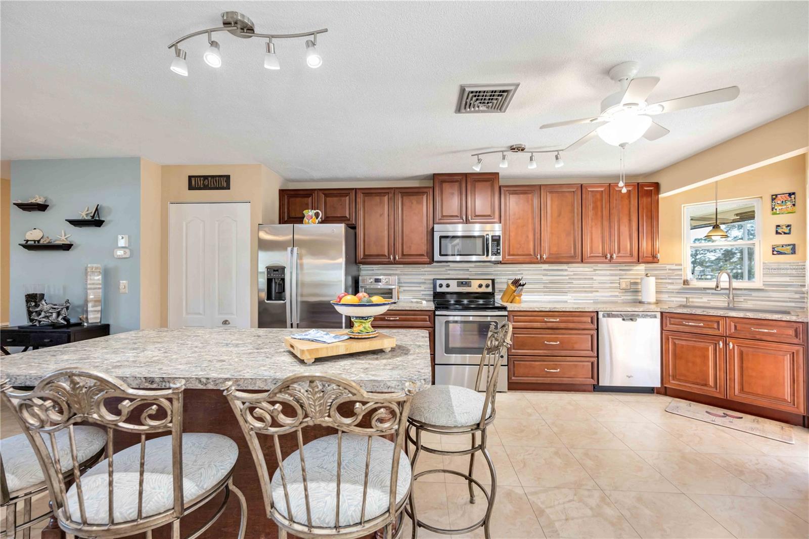 Image 19 of 75 For 1940 Greenlawn Drive