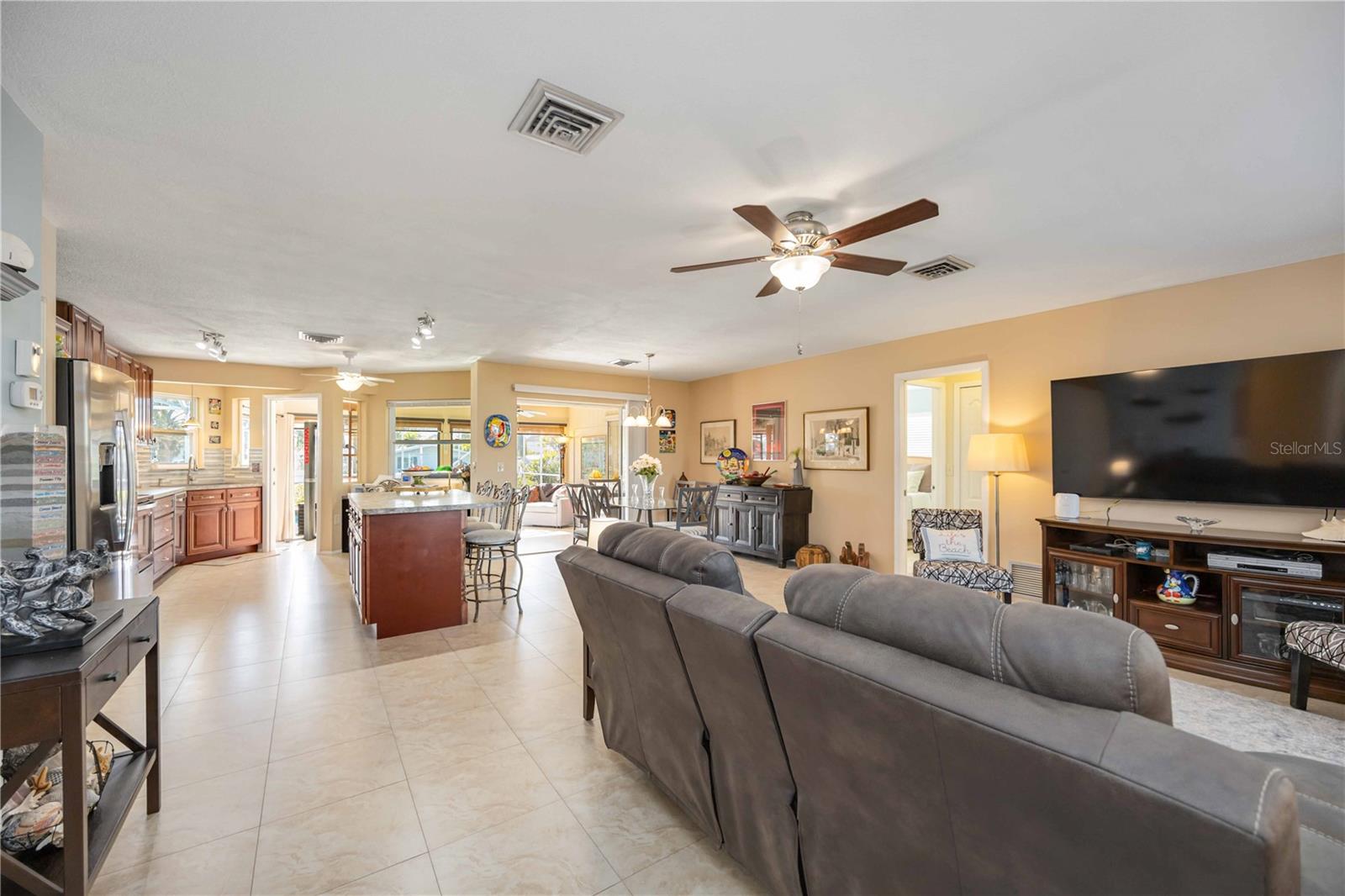 Image 5 of 75 For 1940 Greenlawn Drive